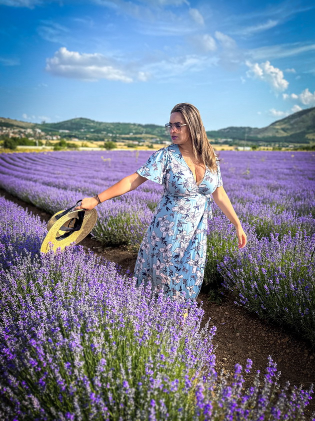 ne-e-provansa-grcija-e-makedonka-pozira-srede-nedogledni-polinja-lavanda-foto-06.jpeg