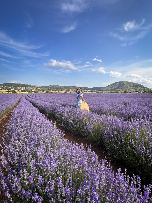 ne-e-provansa-grcija-e-makedonka-pozira-srede-nedogledni-polinja-lavanda-foto-08.jpeg