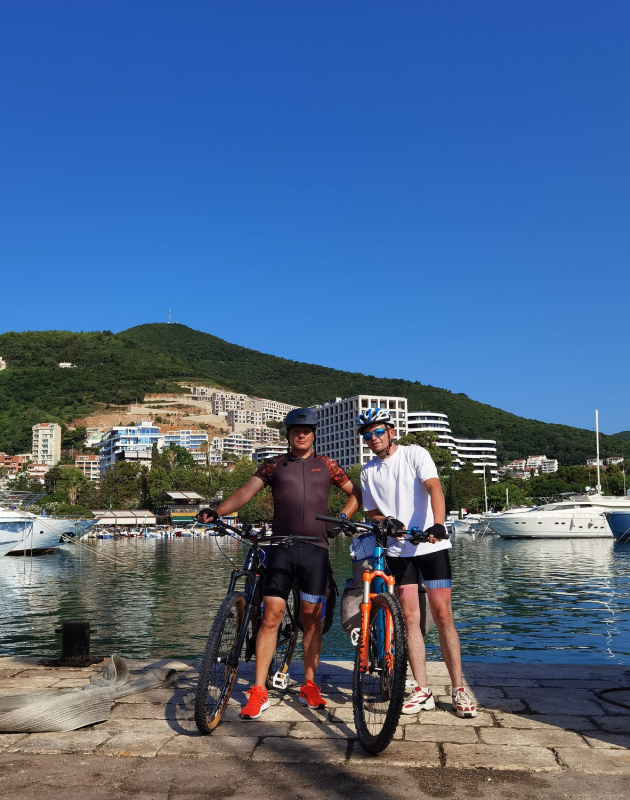 dario i kosta vozea velosiped od makedoniaj do crna gora vozevme od 8 od 10 casa na den a sonceto vo kombinacija so veter ni pretstavuvase golem predizvik 12