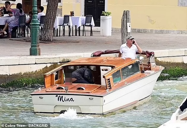 kanje-vest-so-spushteni-pantaloni-na-brod-vo-italija-turistite-go-gledaat-i-go-fotografiraat-foto-video-04.jpg