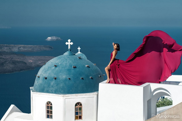 nov-trend-na-instagram-romantichna-fotosesija-na-zajdisonce-na-santorini-so-letechki-fustani-06.jpg