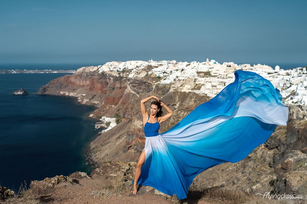 nov-trend-na-instagram-romantichna-fotosesija-na-zajdisonce-na-santorini-so-letechki-fustani-07.jpg