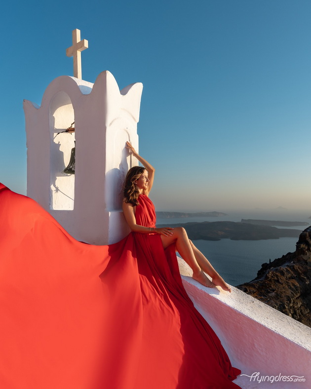 nov-trend-na-instagram-romantichna-fotosesija-na-zajdisonce-na-santorini-so-letechki-fustani-14.jpg