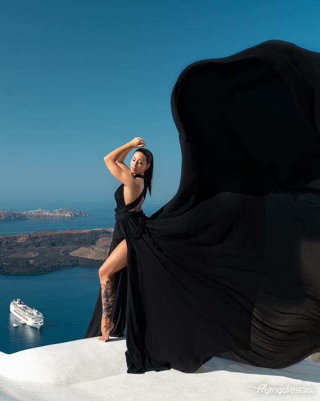 nov-trend-na-instagram-romantichna-fotosesija-na-zajdisonce-na-santorini-so-letechki-fustani-19.jpg