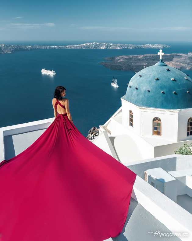 nov-trend-na-instagram-romantichna-fotosesija-na-zajdisonce-na-santorini-so-letechki-fustani-21.jpg