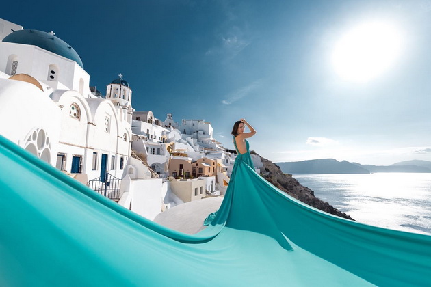 nov-trend-na-instagram-romantichna-fotosesija-na-zajdisonce-na-santorini-so-letechki-fustani-26.jpg