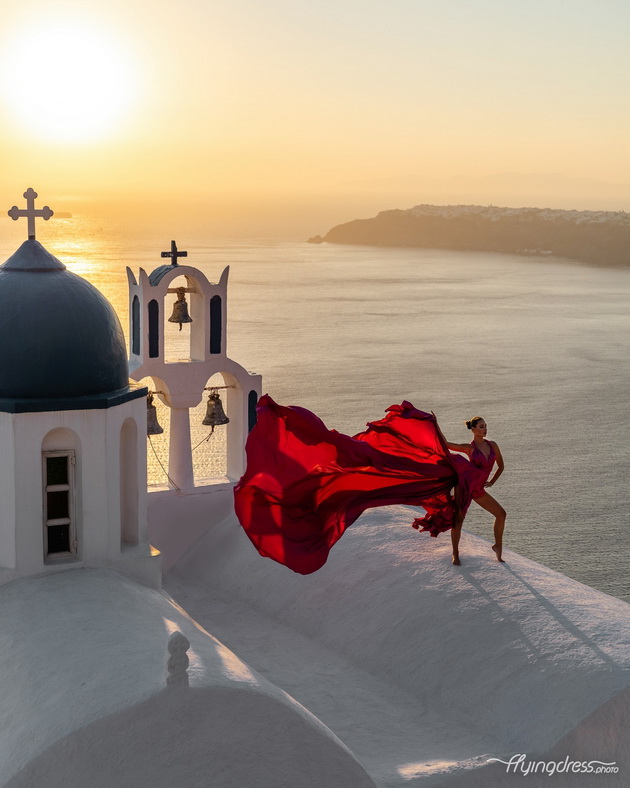 nov-trend-na-instagram-romantichna-fotosesija-na-zajdisonce-na-santorini-so-letechki-fustani-27.jpg