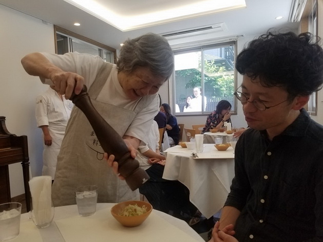 restoran-vo-japonija-vrabotuva-samo-lugje-so-demencija-skoro-sekoja-porachka-e-pogreshna-a-gostite-ne-se-bunat-04.jpg