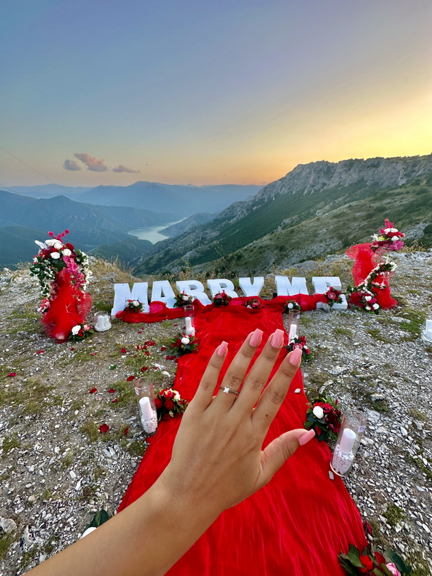 sofija-janeva-partnerot-me-zaprosi-na-kozjak-a-samo-5-dena-podocna-napravivme-svrshuvachka-vo-vikendichka-na-matka-04.jpeg