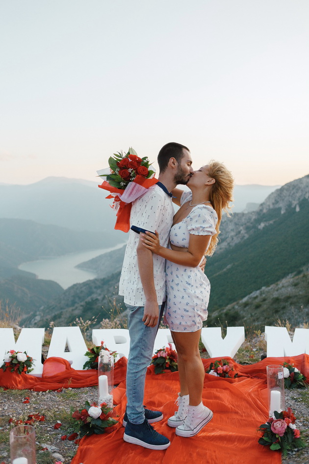 sofija-janeva-partnerot-me-zaprosi-na-kozjak-a-samo-5-dena-podocna-napravivme-svrshuvachka-vo-vikendichka-na-matka-09.jpeg