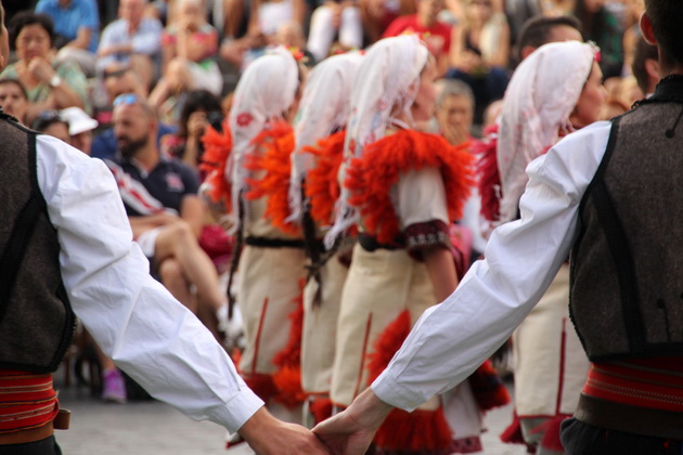 stari-i-zaboraveni-makedonski-tradicii-i-obicai-cevli-za-strojnikot-blaga-rakija-i-blagi-mekici-za-sladok-zivot-na-novorodence-11.jpg