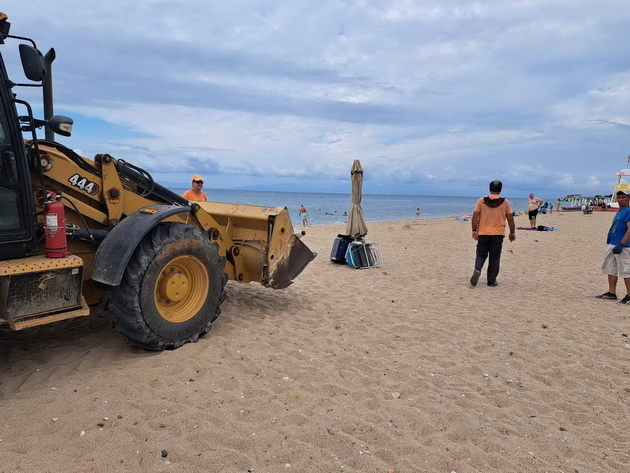 turistite-se-zhalat-na-nea-flogita-vlastite-so-bageri-gi-trgaa-lezhalkite-od-plazhata-zoshto-04.jpg