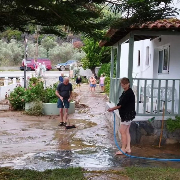 doza-pozitiva-po-burata-daniel-vo-grcija-turistite-vo-skijatos-pomagaat-da-se-raschistat-shtetite-od-poplavite-foto-03.jpg