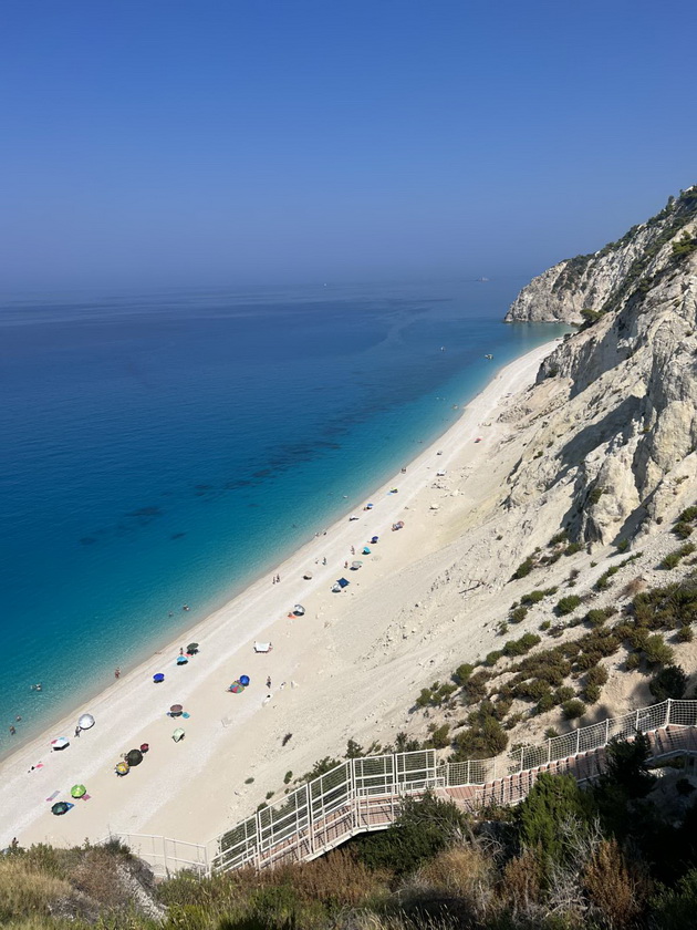 edvaj-iskachiv-400-skali-od-egremni-me-voodushevi-starica-shto-skokna-so-padobran-sekojpat-koga-odam-na-lefkada-odnovo-se-vljubuvam-vo-ostrovot-04.jpg
