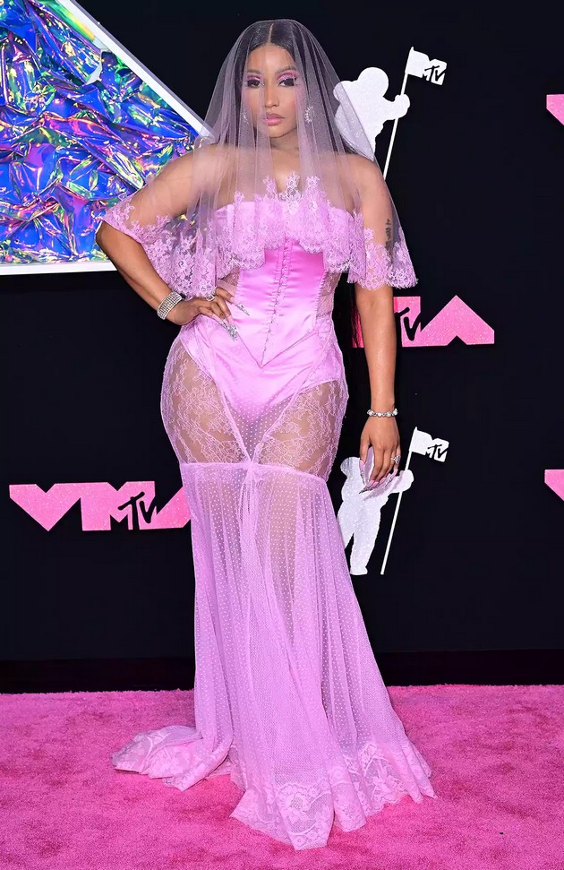 emili-ratajkovski-vo-kich-izdanie-shakira-sovrshena-vo-srebren-fustan-shto-nosea-dzvezdite-na-mtv-video-music-awards-foto-03.jpg