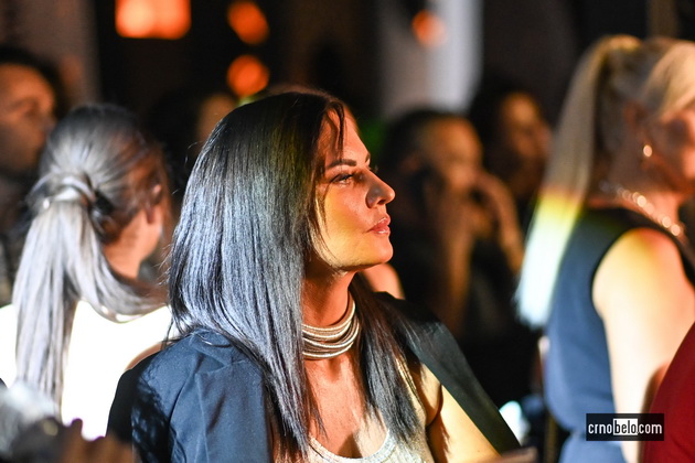 maja-grozdanovska-so-kjerkata-svetlana-crnokrak-bleska-atmosferata-megju-posetitelite-na-skopski-moden-festival-2023-02.jpg
