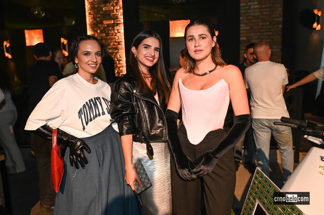 maja-grozdanovska-so-kjerkata-svetlana-crnokrak-bleska-atmosferata-megju-posetitelite-na-skopski-moden-festival-2023-04.jpg