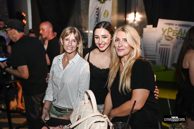 maja-grozdanovska-so-kjerkata-svetlana-crnokrak-bleska-atmosferata-megju-posetitelite-na-skopski-moden-festival-2023-06.jpg