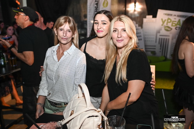 maja-grozdanovska-so-kjerkata-svetlana-crnokrak-bleska-atmosferata-megju-posetitelite-na-skopski-moden-festival-2023-07.jpg