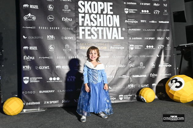 maja-grozdanovska-so-kjerkata-svetlana-crnokrak-bleska-atmosferata-megju-posetitelite-na-skopski-moden-festival-2023-08.jpg