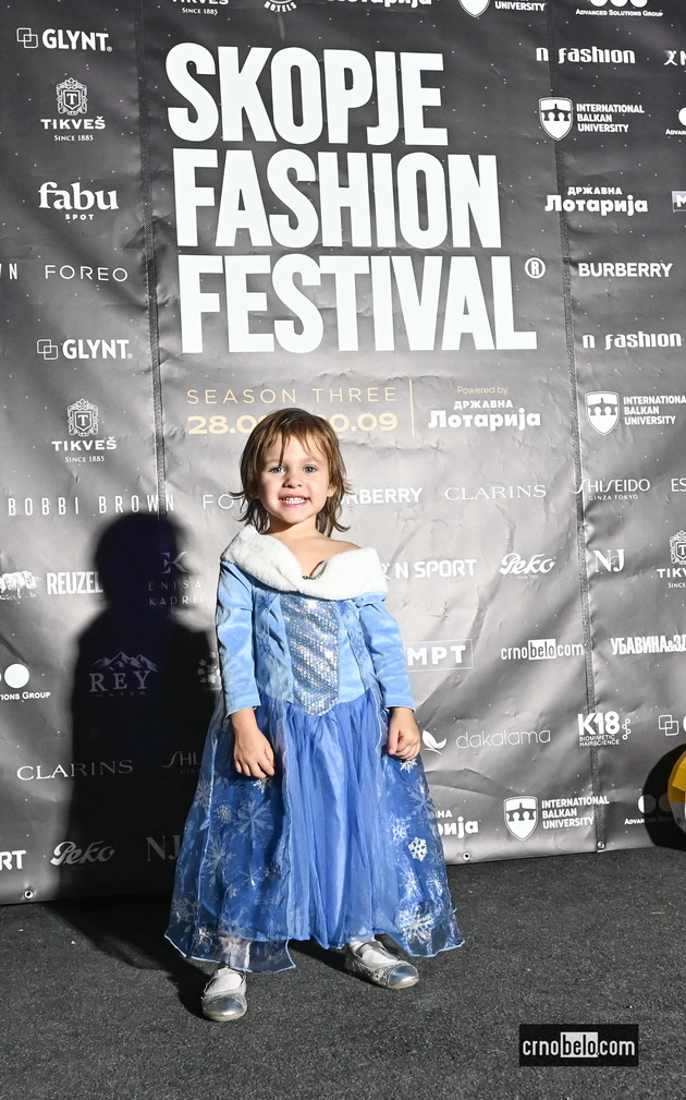 maja-grozdanovska-so-kjerkata-svetlana-crnokrak-bleska-atmosferata-megju-posetitelite-na-skopski-moden-festival-2023-09.jpg