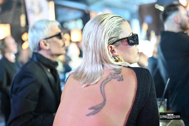 maja-grozdanovska-so-kjerkata-svetlana-crnokrak-bleska-atmosferata-megju-posetitelite-na-skopski-moden-festival-2023-23.jpg
