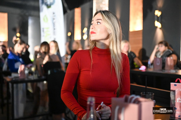 maja-grozdanovska-so-kjerkata-svetlana-crnokrak-bleska-atmosferata-megju-posetitelite-na-skopski-moden-festival-2023-26.jpg