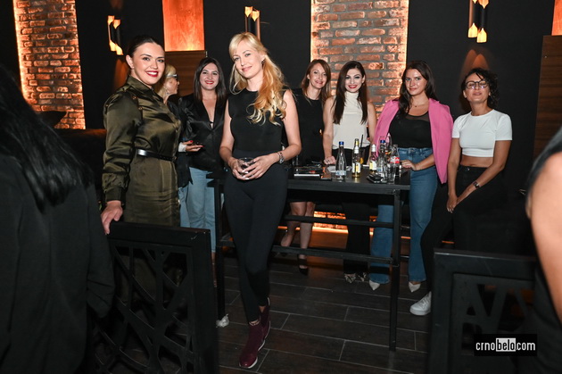 maja-grozdanovska-so-kjerkata-svetlana-crnokrak-bleska-atmosferata-megju-posetitelite-na-skopski-moden-festival-2023-31.jpg