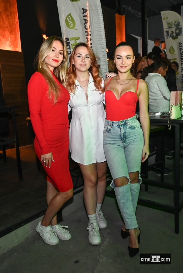 maja-grozdanovska-so-kjerkata-svetlana-crnokrak-bleska-atmosferata-megju-posetitelite-na-skopski-moden-festival-2023-32.jpg