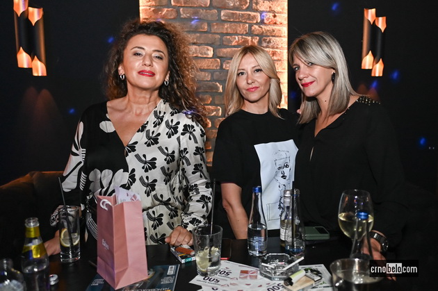 maja-grozdanovska-so-kjerkata-svetlana-crnokrak-bleska-atmosferata-megju-posetitelite-na-skopski-moden-festival-2023-36.jpg