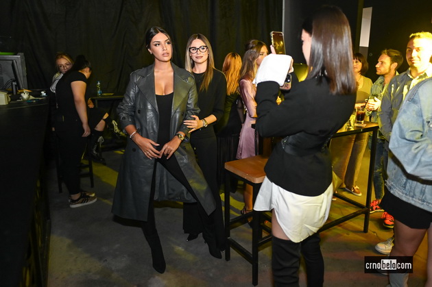 maja-grozdanovska-so-kjerkata-svetlana-crnokrak-bleska-atmosferata-megju-posetitelite-na-skopski-moden-festival-2023-40.jpg