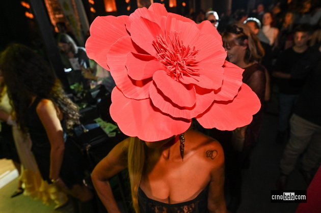maja-grozdanovska-so-kjerkata-svetlana-crnokrak-bleska-atmosferata-megju-posetitelite-na-skopski-moden-festival-2023-44.jpg