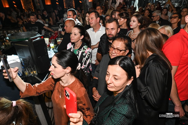maja-grozdanovska-so-kjerkata-svetlana-crnokrak-bleska-atmosferata-megju-posetitelite-na-skopski-moden-festival-2023-45.jpg