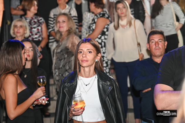 maja-grozdanovska-so-kjerkata-svetlana-crnokrak-bleska-atmosferata-megju-posetitelite-na-skopski-moden-festival-2023-49.jpg