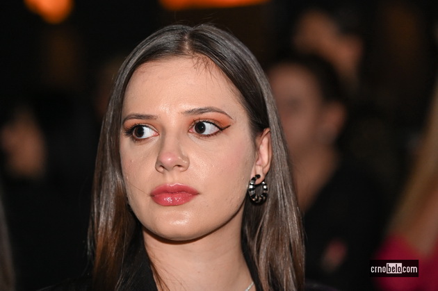 maja-grozdanovska-so-kjerkata-svetlana-crnokrak-bleska-atmosferata-megju-posetitelite-na-skopski-moden-festival-2023-50.jpg