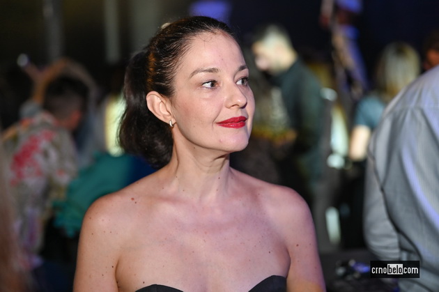 maja-grozdanovska-so-kjerkata-svetlana-crnokrak-bleska-atmosferata-megju-posetitelite-na-skopski-moden-festival-2023-54.jpg