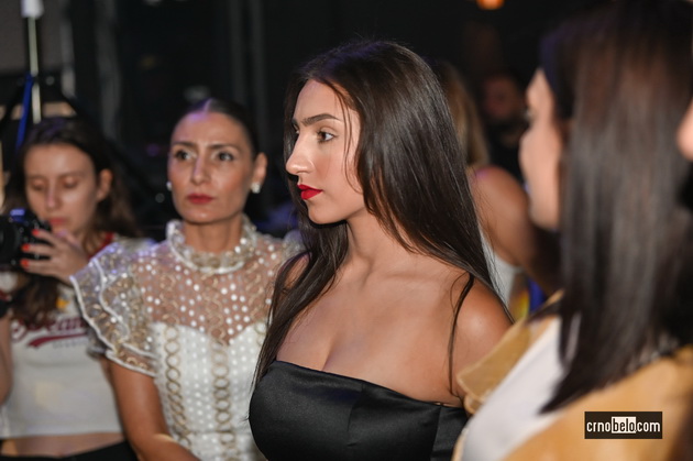 maja-grozdanovska-so-kjerkata-svetlana-crnokrak-bleska-atmosferata-megju-posetitelite-na-skopski-moden-festival-2023-60.jpg