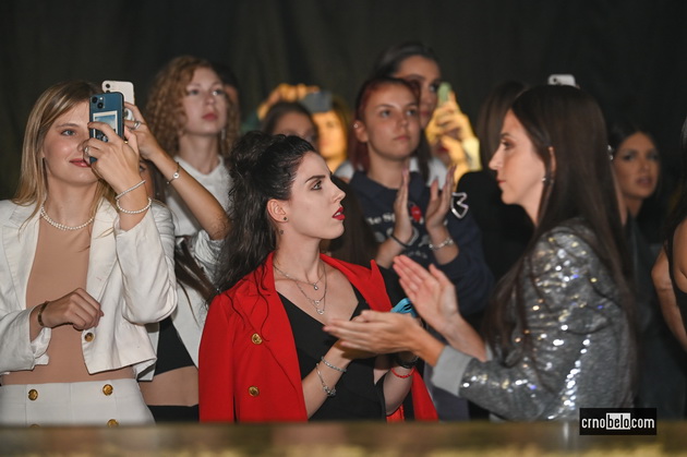 maja-grozdanovska-so-kjerkata-svetlana-crnokrak-bleska-atmosferata-megju-posetitelite-na-skopski-moden-festival-2023-66.jpg