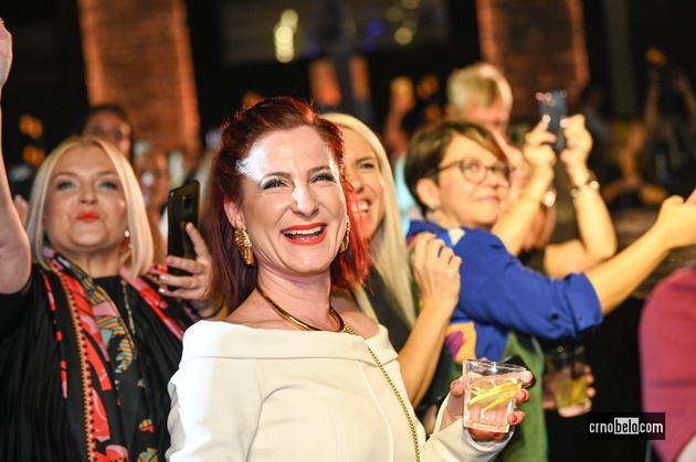 maja-grozdanovska-so-kjerkata-svetlana-crnokrak-bleska-atmosferata-megju-posetitelite-na-skopski-moden-festival-2023-68.jpg