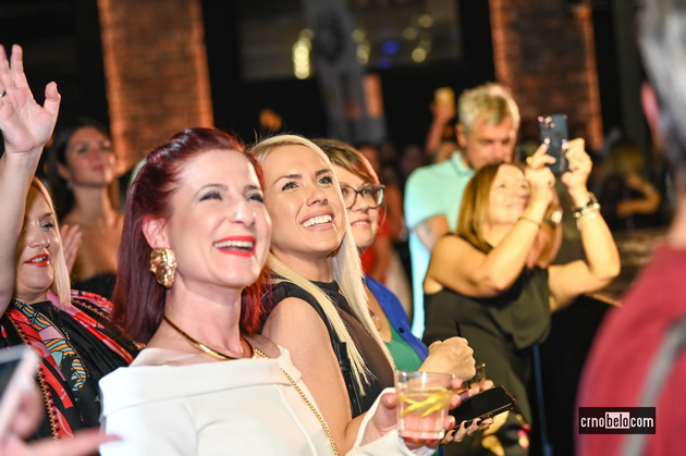maja-grozdanovska-so-kjerkata-svetlana-crnokrak-bleska-atmosferata-megju-posetitelite-na-skopski-moden-festival-2023-69.jpg