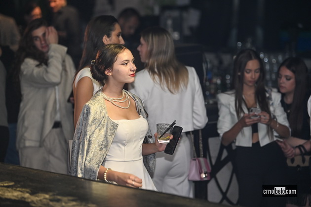 maja-grozdanovska-so-kjerkata-svetlana-crnokrak-bleska-atmosferata-megju-posetitelite-na-skopski-moden-festival-2023-74.jpg