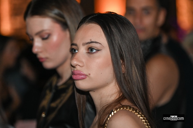 maja-grozdanovska-so-kjerkata-svetlana-crnokrak-bleska-atmosferata-megju-posetitelite-na-skopski-moden-festival-2023-82.jpg