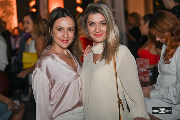 maja-grozdanovska-so-kjerkata-svetlana-crnokrak-bleska-atmosferata-megju-posetitelite-na-skopski-moden-festival-2023-84.jpg
