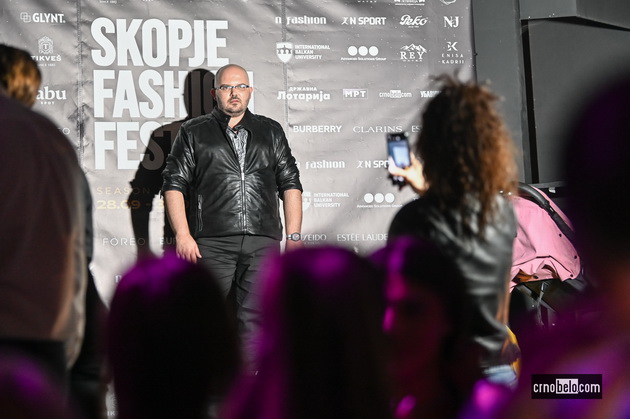 maja-grozdanovska-so-kjerkata-svetlana-crnokrak-bleska-atmosferata-megju-posetitelite-na-skopski-moden-festival-2023-85.jpg