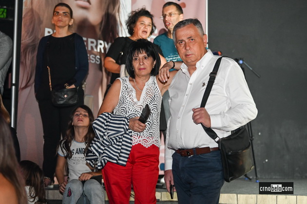 maja-grozdanovska-so-kjerkata-svetlana-crnokrak-bleska-atmosferata-megju-posetitelite-na-skopski-moden-festival-2023-86.jpg