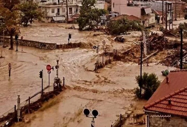 makedonka-omazhena-vo-volos-za-crnobelo-sostojbata-so-poplavite-e-uzhasna-kaj-mene-pred-kukja-teche-reka-po-ulicata-13.jpg