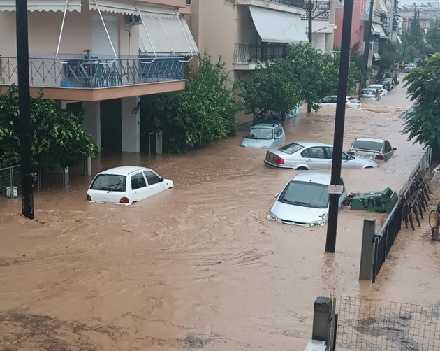 makedonka-omazhena-vo-volos-za-crnobelo-sostojbata-so-poplavite-e-uzhasna-kaj-mene-pred-kukja-teche-reka-po-ulicata-14.jpg