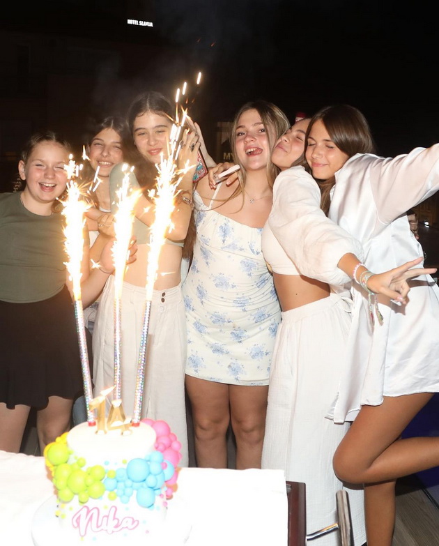 po-javnite-previranja-jelena-karleusha-i-dushko-toshikj-pak-zaedno-se-fotografiraa-za-rodendenot-na-kjerkite-08.jpg