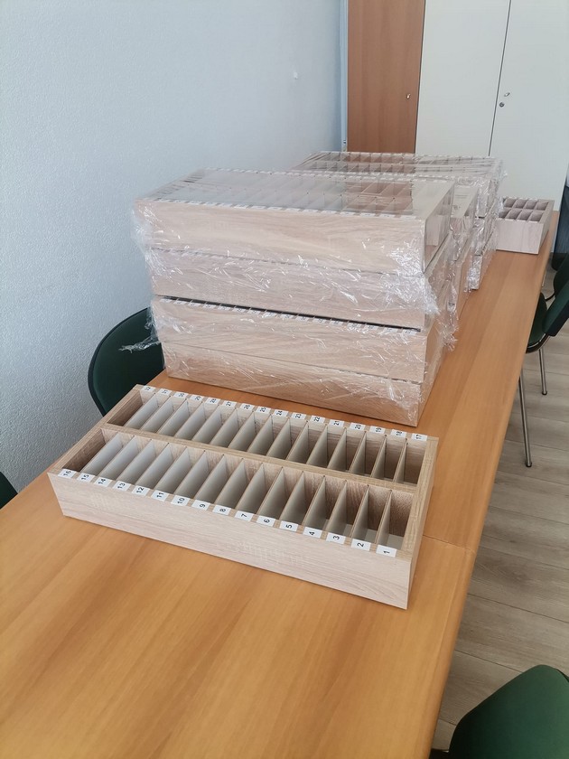 poteg-za-pofalba-uchenicite-vo-bitolska-gimnazija-gi-ostavaat-telefonite-vo-posebni-kutii-dodeka-traat-chasovite-foto-03.jpg