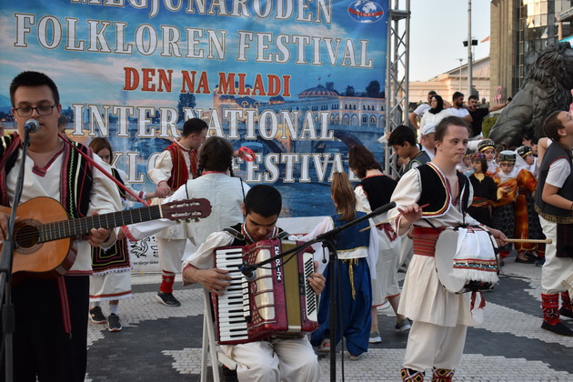 suzana-stojanovska-majka-baba-i-zgrizhuvach-na-denis-dete-so-oshteten-vid-samo-podelenata-ljubov-se-mnozhi-22.jpg